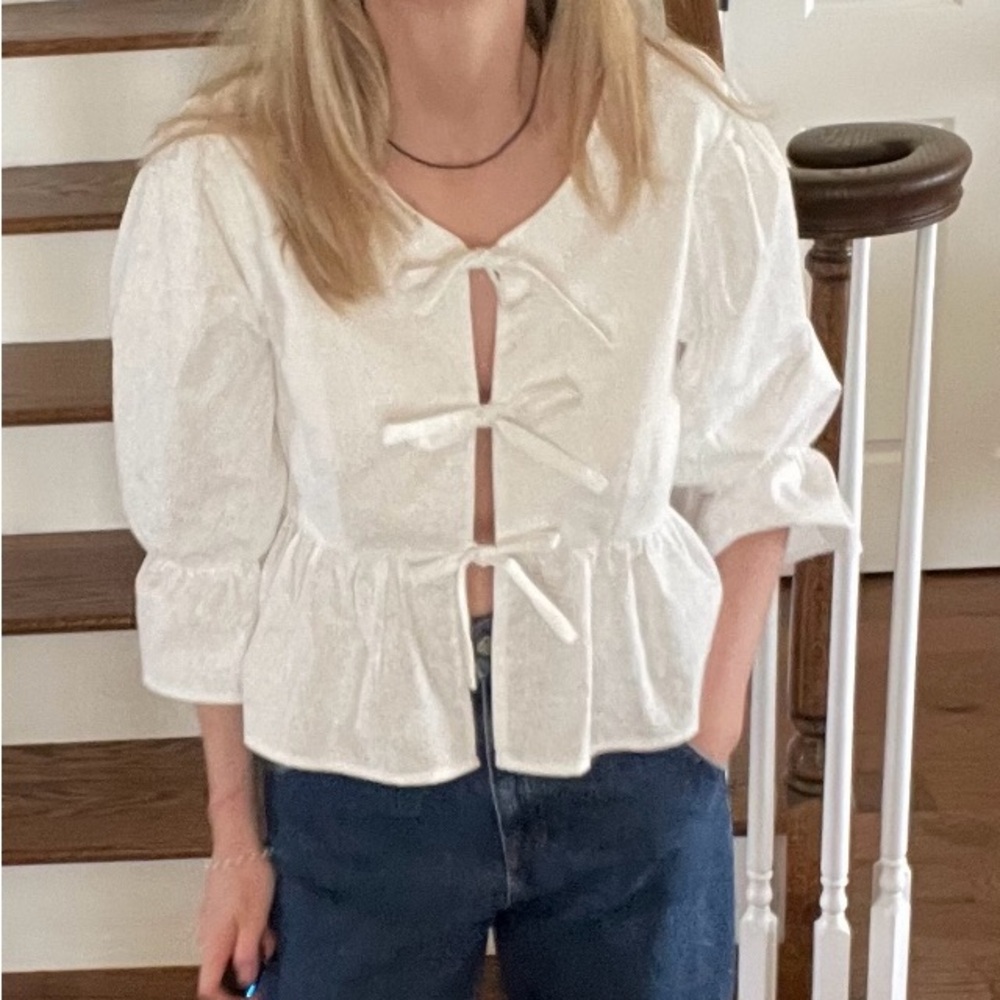 100%Cotton Bow Tie Front Shirt with Puff Sleeves.This item is new and never worn